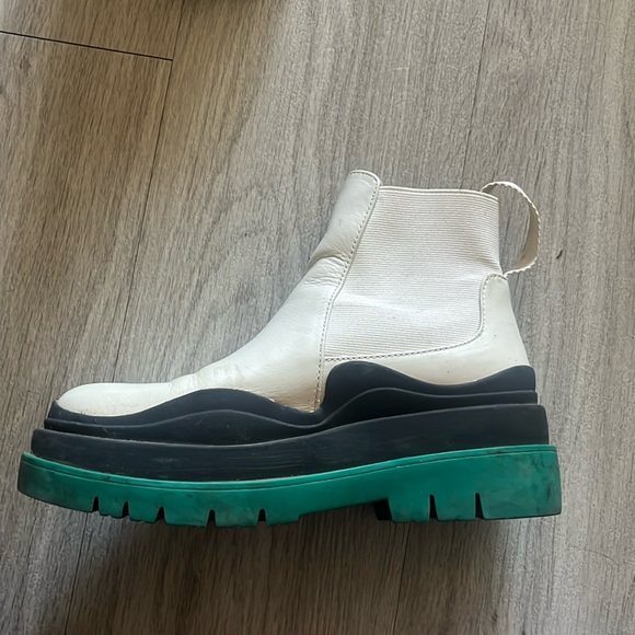 Black, white and green platform boots. - Picture 3 of 3
